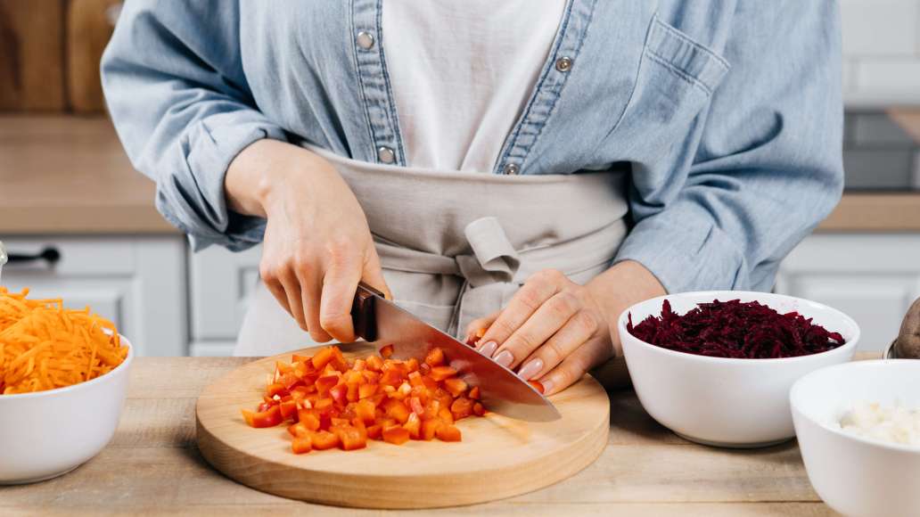 Лук очистить от шелухи, нарезать небольшими кубиками. Перцы очистить от семян и нарезать аналогичным способом. Помидоры нарезать кубиками среднего размера, удаляя плодоножки.