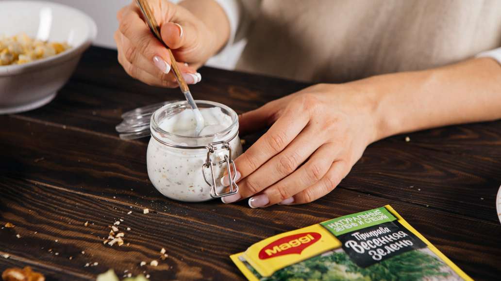 Отдельно смешать MAGGI® Приправа Весенняя зелень с горячей водой, оставить на три минуты. Добавить йогурт и орехи, тщательно перемешать.
Отдельно смешать MAGGI® Приправа Весенняя зелень с горячей водой, оставить на три минуты. Добавить йогурт и орехи, тщательно перемешать.