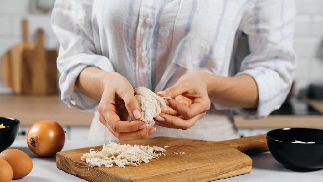 Варить мясо до готовности. Дать остыть и разобрать на короткие волокна. Варить мясо до готовности. Дать остыть и разобрать на короткие волокна.