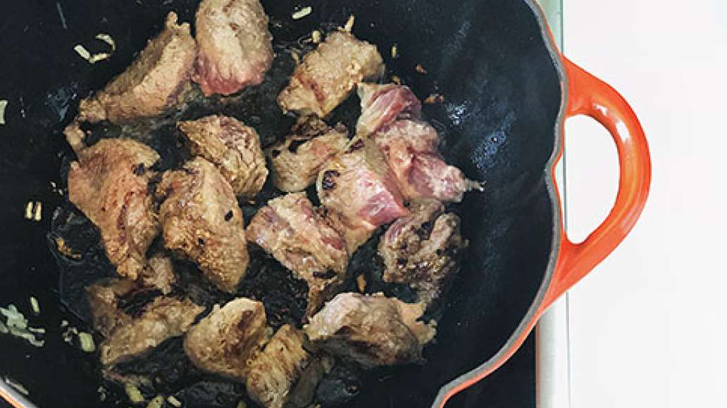 Обжарить мясо на масле, которое осталось от бекона до румяной корочки.