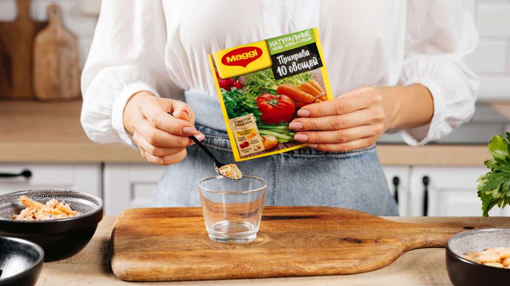 Для соуса соединить сок лимона, масло, соевый соус и хорошо перемешать. MAGGI® Приправу 10 овощей смешать с теплой водой, дать настояться 3 минуты и добавить к соусу. Для соуса соединить сок лимона, масло, соевый соус и хорошо перемешать. MAGGI® Приправу 10 овощей смешать с теплой водой, дать настояться 3 минуты и добавить к соусу.
