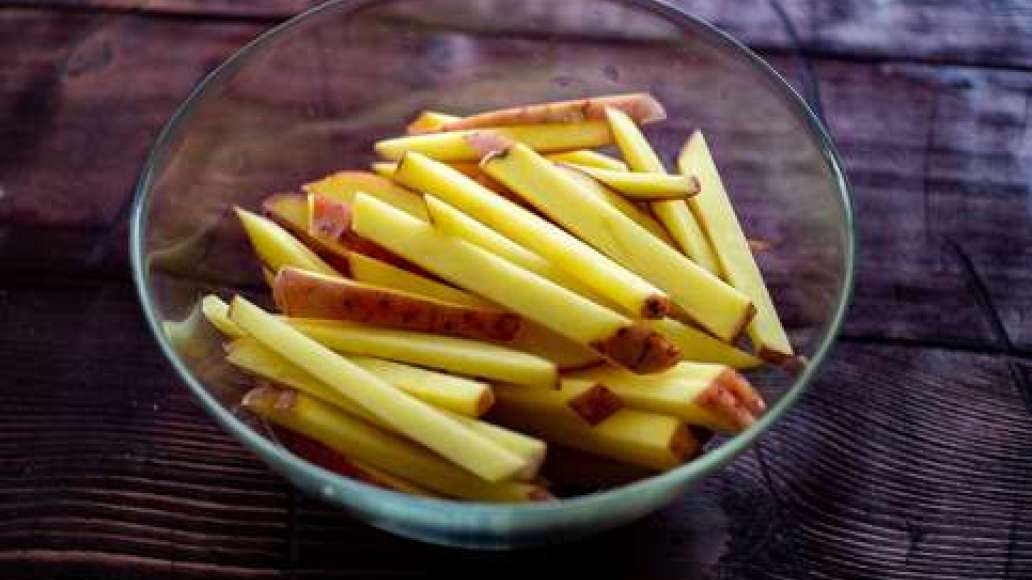 Порежьте картофель брусочками Порежьте картофель брусочками