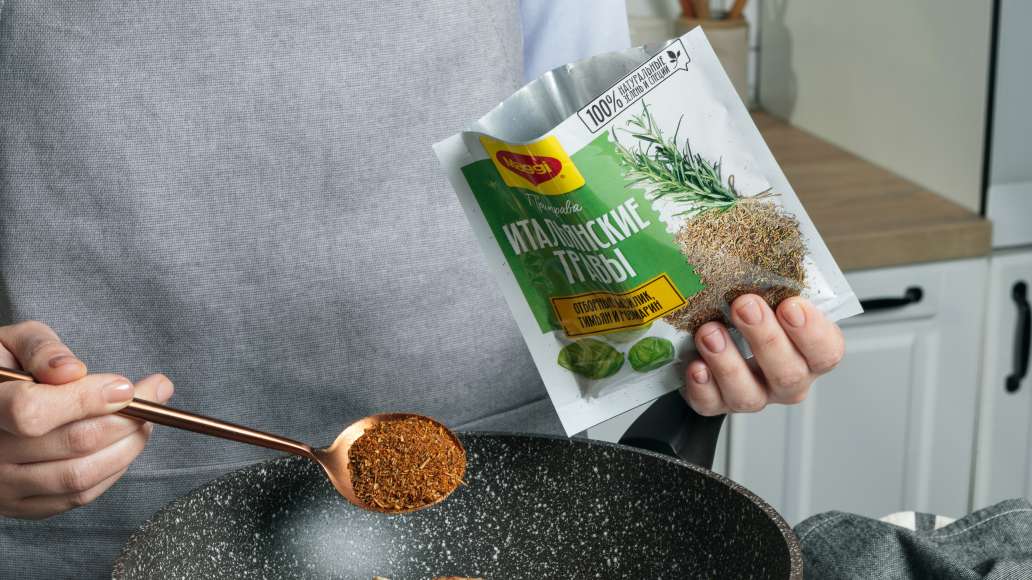 В сотейник с луком и курицей влить воду, добавить MAGGI® Итальянские
травы, перемешать и тушить 5 мин. В сотейник с луком и курицей влить воду, добавить MAGGI® Итальянские
травы, перемешать и тушить 5 мин.