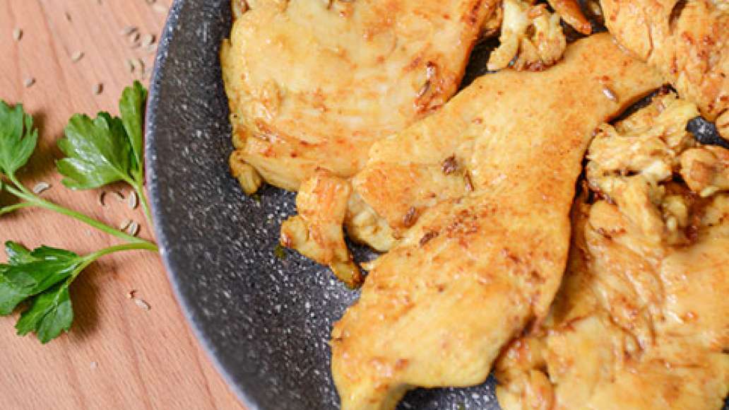 Поджарьте промариновавшуюся курицу на огне выше среднего, постоянно переворачивая. Нарежьте готовую курицу полосками толщиной 1 см. Поджарьте промариновавшуюся курицу на огне выше среднего, постоянно переворачивая. Нарежьте готовую курицу полосками толщиной 1 см.