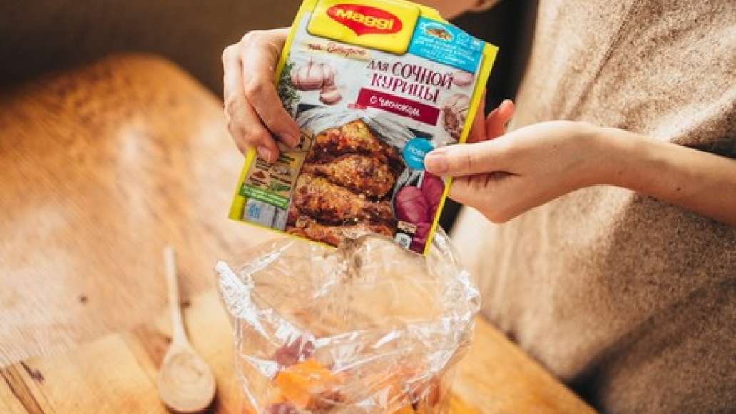 Добавить содержимое нижней части упаковки - смесь для приготовления курицы. Добавить содержимое нижней части упаковки - смесь для приготовления курицы.