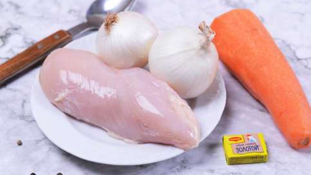 Подготовьте ингредиенты, промойте мясо. Очистите морковь и снимите с лука верхний слой шелухи.