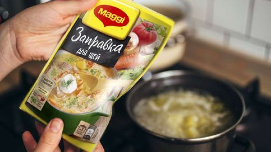Добавить MAGGI® Приправа 10 овощей и томатную пасту. Добавить MAGGI® Приправа 10 овощей и томатную пасту.