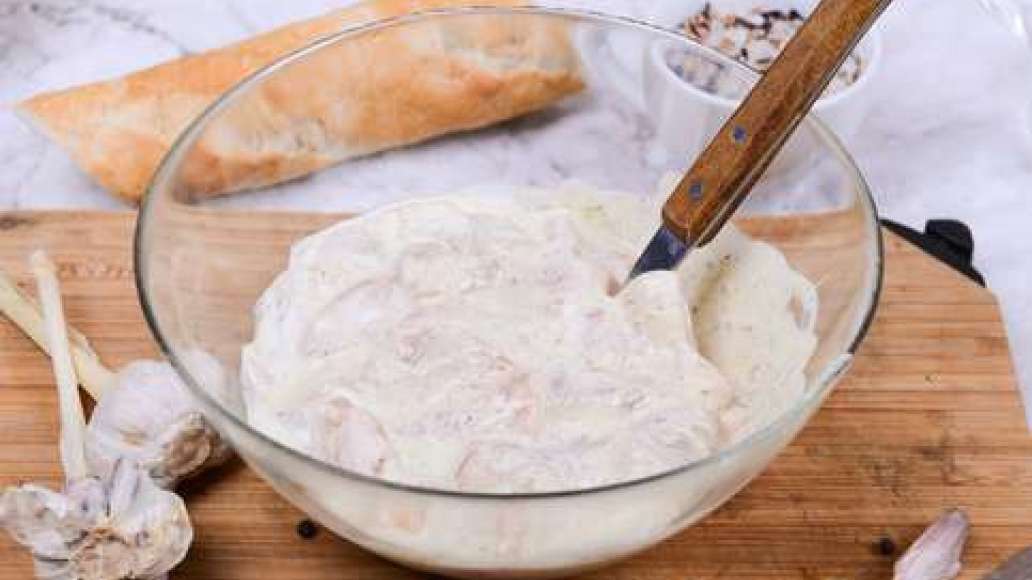 Поместите в маринад кусочки мяса, тщательно перемешайте и оставьте минимум на 2 часа в прохладном месте, в идеале - на 8 часов. Поместите в маринад кусочки мяса, тщательно перемешайте и оставьте минимум на 2 часа в прохладном месте, в идеале - на 8 часов.