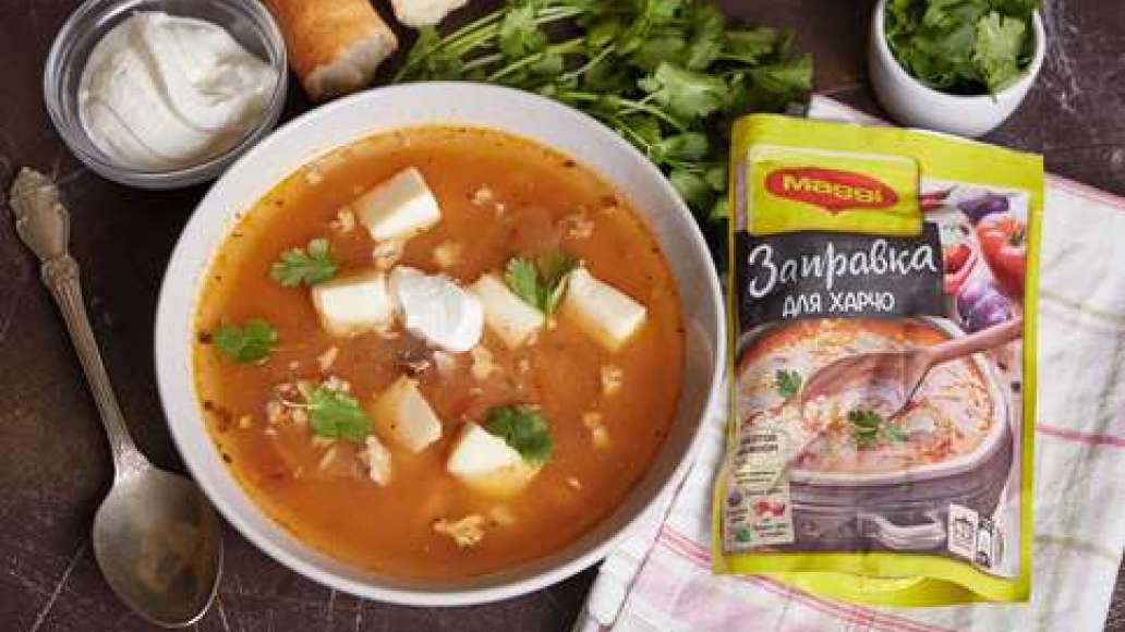 Свежую кинзу порвать руками. Разлить суп по тарелкам, посыпать зеленью. Отдельно можно подать мацони.