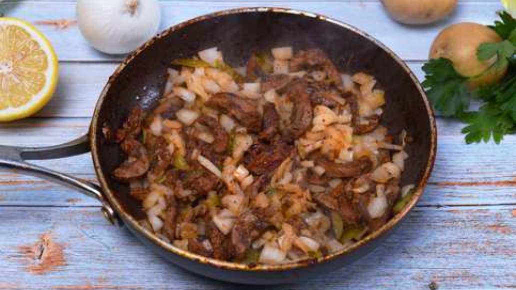 Приготовьте бульон: нарежьте свиной окорок на порционные кусочки и поместите в холодную воду. Доведите до кипения, убавьте огонь и варите 40-60 минут до готовности. Нарежьте почки соломкой и пассируйте на сковороде 15-20 минут. В это время нарежьте лук по Приготовьте бульон: нарежьте свиной окорок на порционные кусочки и поместите в холодную воду. Доведите до кипения, убавьте огонь и варите 40-60 минут до готовности. Нарежьте почки соломкой и пассируйте на сковороде 15-20 минут. В это время нарежьте лук по