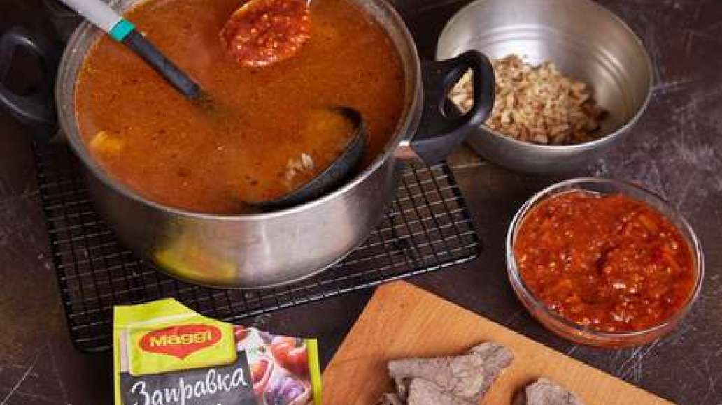 Мясо нарезать пластинками. Довести бульон до кипения, положить картофель и рис и варить 10-15 минут. Добавить MAGGI® Заправка для харчо, орехи и мясо и варить 5-7 минут до полной готовности.