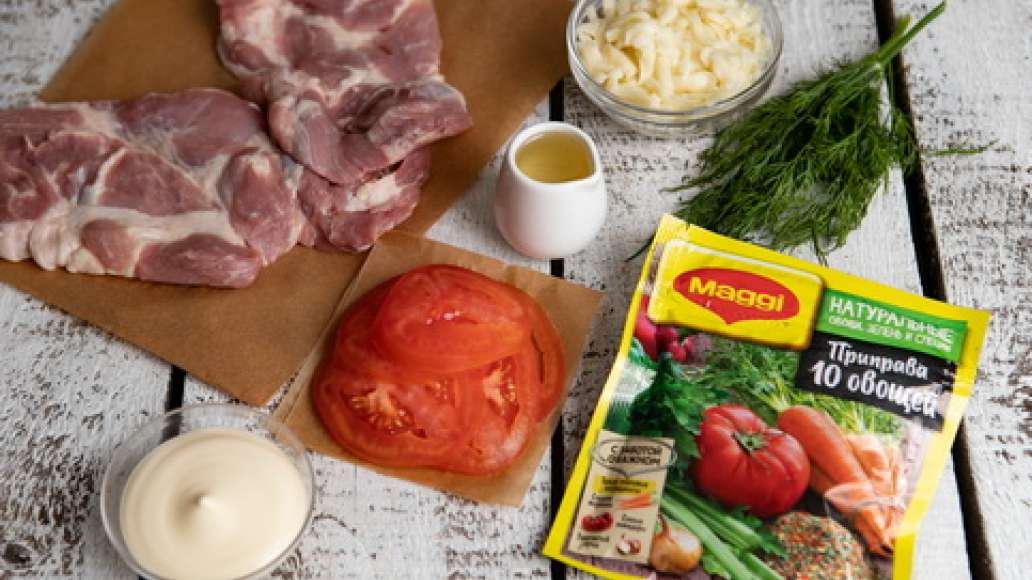 Свиную шейку нарезать порционными кусками, отбить кухонным молотком. Сыр натереть на терке. Помидоры нарезать тонкими ломтиками. Свиную шейку нарезать порционными кусками, отбить кухонным молотком. Сыр натереть на терке. Помидоры нарезать тонкими ломтиками.