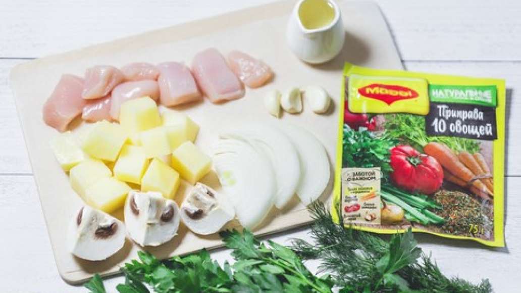 Курицу нарезать крупными кусочками. Нарезать  картофель крупным кубиком.  Лук нарезать полукольцами, чеснок нарезать пластинками. Шампиньоны разрезать на четыре части. Зелень мелко нарезать.