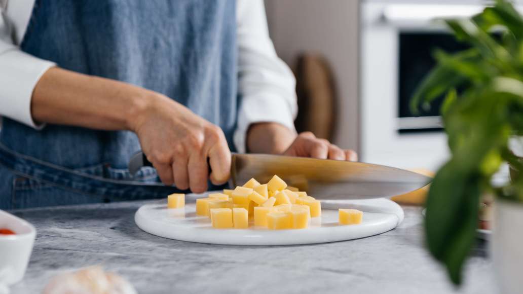 Нарезать твёрдый сыр и крабовые палочки небольшими кубиками. Нарезать твёрдый сыр и крабовые палочки небольшими кубиками.