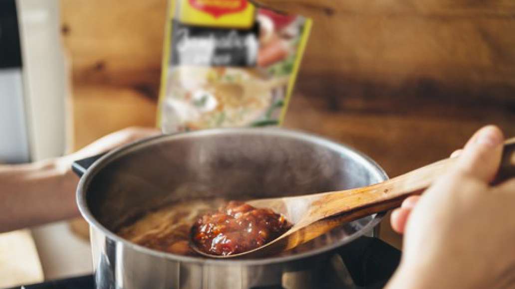 Добавить MAGGI® Приправа 10 овощей и томатную пасту, варить еще 5 минут. Готовый суп при подаче посыпать зеленью. Приятного аппетита! Добавить MAGGI® Приправа 10 овощей и томатную пасту, варить еще 5 минут. Готовый суп при подаче посыпать зеленью. Приятного аппетита!