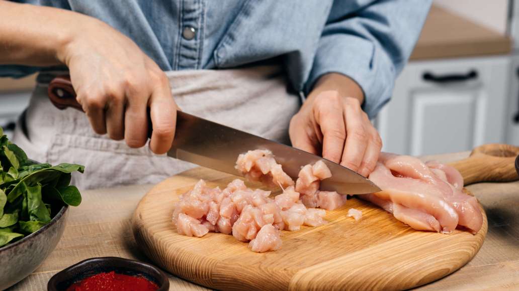Филе курицы очень мелко порезать или пропустить через мясорубку, используя самую крупную решетку для мяса. Лук почистить и мелко нарезать. Разогреть 2 ст. л. оливкового масла. Филе курицы очень мелко порезать или пропустить через мясорубку, используя самую крупную решетку для мяса. Лук почистить и мелко нарезать. Разогреть 2 ст. л. оливкового масла.