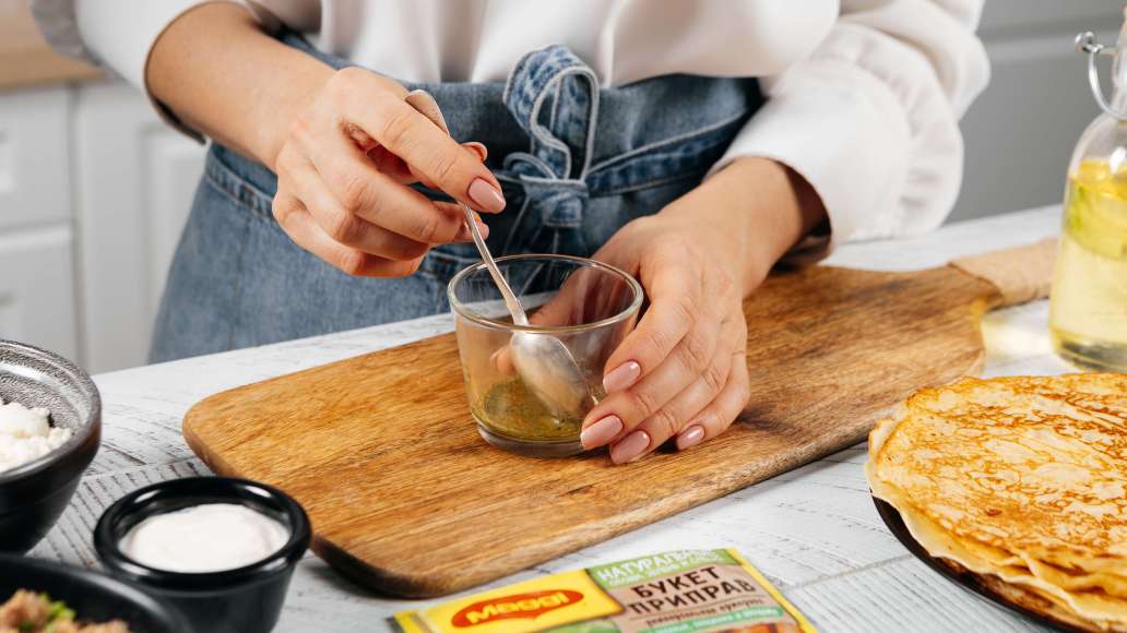 В небольшой ёмкости смешать горячую воду с MAGGI® Приправа универсальная Букет приправ, оставить на 3 минуты.