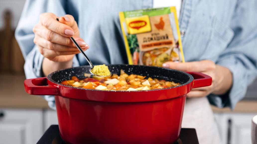 Добавить воду и довести до кипения. Добавить MAGGI® Бульон домашний с курицей и перемешать. Попробовать на вкус и при необходимости досолить.