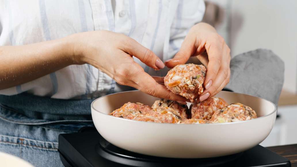 В большой ёмкости соединить фарш с рисом, овощами и грибами, добавить соль и молотый перец по вкусу, яйцо и всё тщательно перемешать. Сформировать из массы круглые или продолговатые голубцы и выложить их на сковороду.
