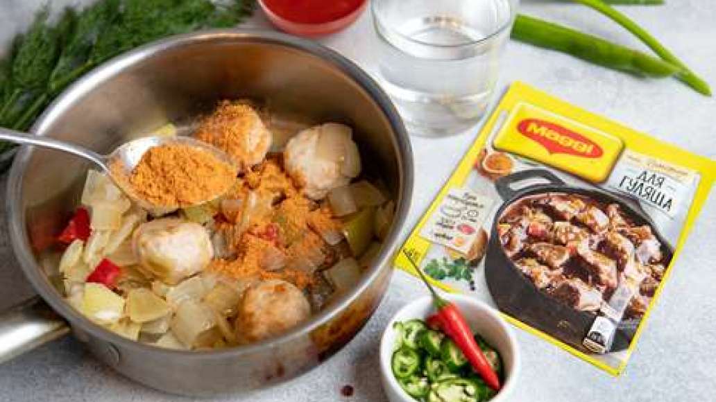Добавить MAGGI® НА ВТОРОЕ для гуляша, воду, помидоры в собственном соку. Тушить до готовности.