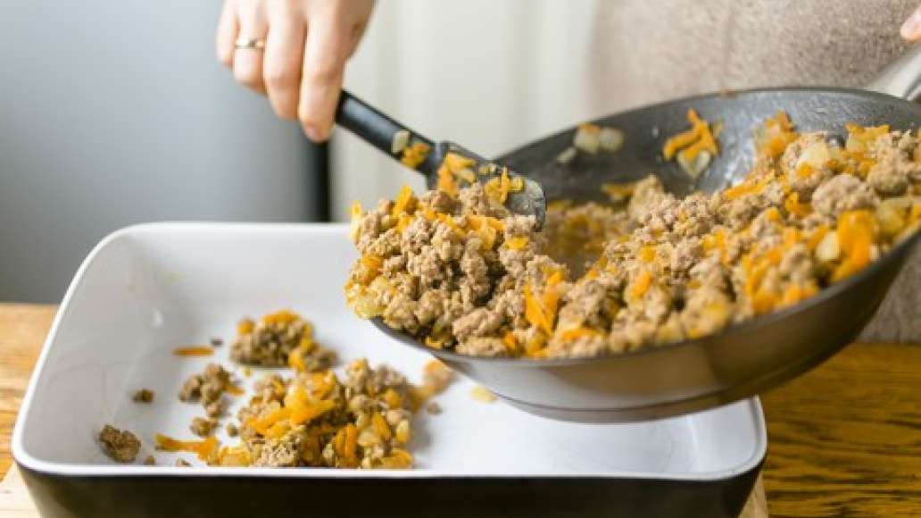 Мясо с овощами выложить в огнеупорную форму.