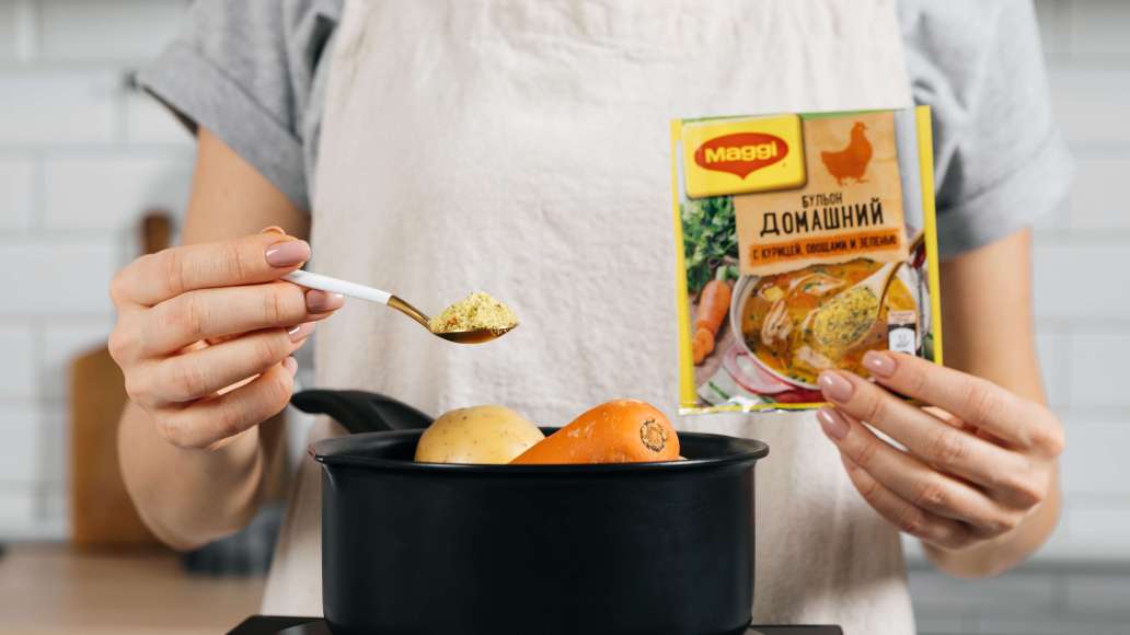Залить картофель и морковь литром воды и довести до кипения. Добавить MAGGI® Бульон домашний с курицей и варить до мягкости. Залить картофель и морковь литром воды и довести до кипения. Добавить MAGGI® Бульон домашний с курицей и варить до мягкости.