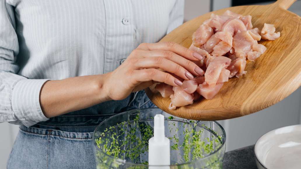 Куриное филе порезать небольшими кусочками. Переложить к брокколи и еще раз измельчить до получения клейкого и вязкого фарша. Также можно воспользоваться мясорубкой. Куриное филе порезать небольшими кусочками. Переложить к брокколи и еще раз измельчить до получения клейкого и вязкого фарша. Также можно воспользоваться мясорубкой.