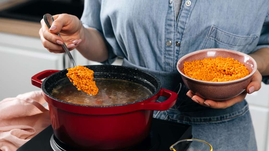 Вернуть в кастрюлю мясо, добавить овощи и промытую чечевицу. Варить до мягкости чечевицы. Готовый суп подавать с ароматной зеленью. Вернуть в кастрюлю мясо, добавить овощи и промытую чечевицу. Варить до мягкости чечевицы. Готовый суп подавать с ароматной зеленью.