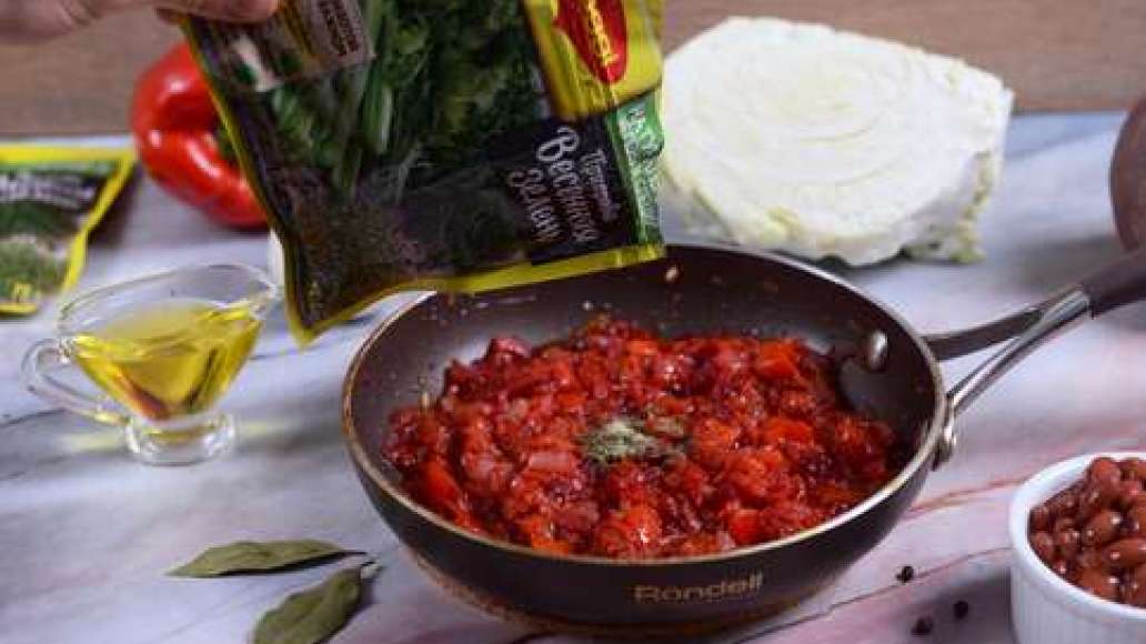 Обжаривайте 2 минуты, добавьте MAGGI® Приправа Весенняя зелень и стакан воды, накройте крышкой и тушите 15 минут. 