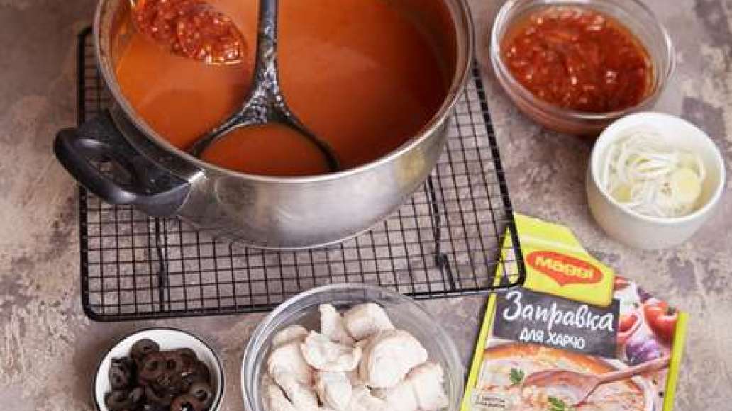 Довести бульон до кипения, положить рис и варить 10–15 минут. Добавить MAGGI® Заправка для харчо, индейку, маслины и лук-порей, перемешать и варить 5 минут.
