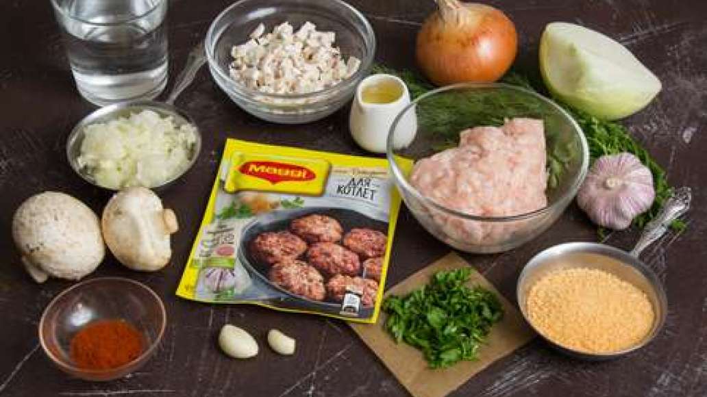 Подготовить продукты. Фарш приготовить самостоятельно или приобрести готовый в магазине. Шампиньоны помыть и нарезать мелкими кубиками. Подготовить продукты. Фарш приготовить самостоятельно или приобрести готовый в магазине. Шампиньоны помыть и нарезать мелкими кубиками.