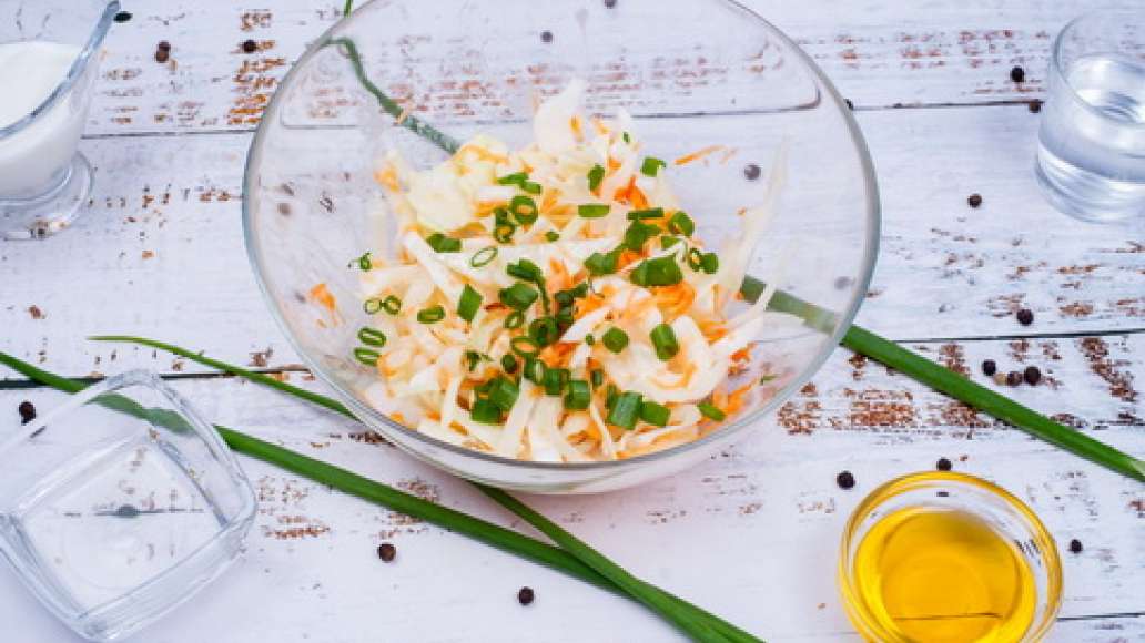 Капусту нашинкуйте, морковь натрите на тёрке для корейской моркови, лук мелко нарежьте. Сложите все ингредиенты в глубокую миску.