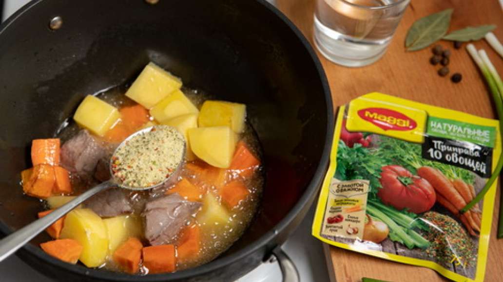 В жаропрочную форму положить оленину, картофель и морковь, добавить MAGGI® Приправа 10 овощей, ягоды можжевельника, влить воду и растительное масло и перемешать. Поставить форму в  разогретую до 180 градусов духовку и запекать жаркое в течение 45 минут. З