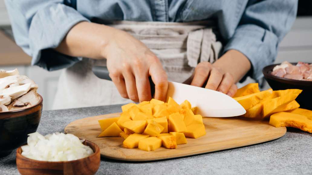 Куриное филе нарезать средними кубиками, шампиньоны — пластинками, лук — мелкими кубиками. Тыкву очистить от кожуры, семян и нарезать мякоть средними кубиками.