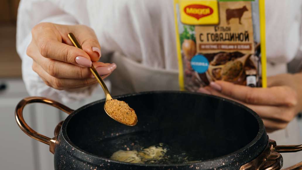 Очистить овощи. Картофель поставить вариться. Добавить MAGGI® Бульон с говядиной на косточке. С овощами и зеленью.
