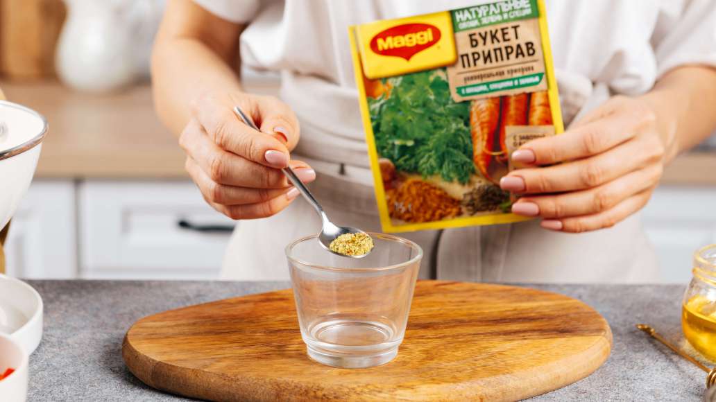 В отдельной небольшой емкости смешать горячую воду с MAGGI® Приправой универсальной Букет приправ, оставить на 3 минуты. В отдельной небольшой емкости смешать горячую воду с MAGGI® Приправой универсальной Букет приправ, оставить на 3 минуты.