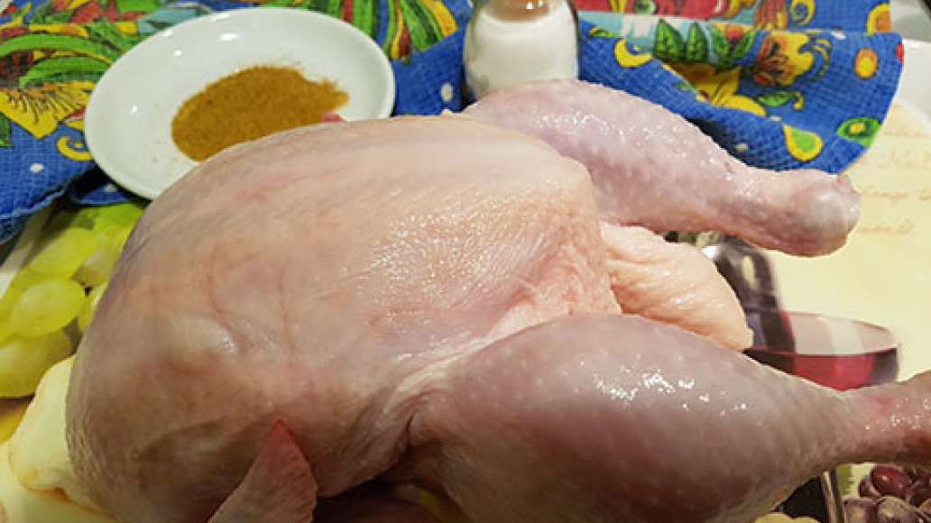 Вымоем и высушим курицу. Приготовим 2-2,5 ч.л. приправы Магги для курицы с травами и соль.
