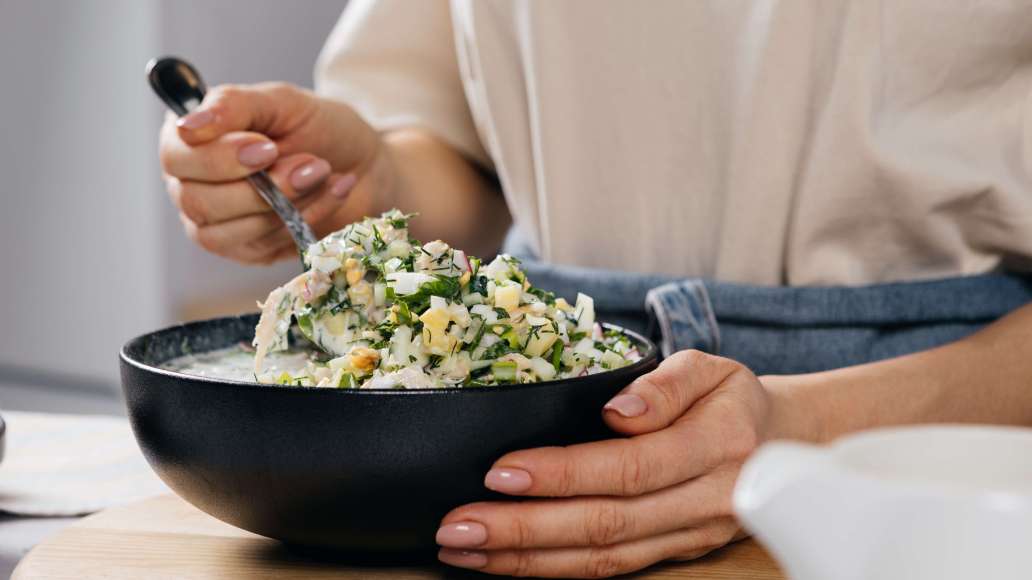 Приправить окрошку по вкусу солью, молотым перцем и как следует перемешать. Охладить перед подачей. Приправить окрошку по вкусу солью, молотым перцем и как следует перемешать. Охладить перед подачей.