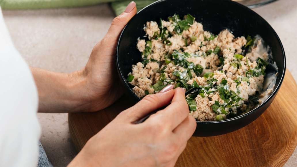 Соединить плавленый сыр с зеленью, курочкой и тщательно перемешать.