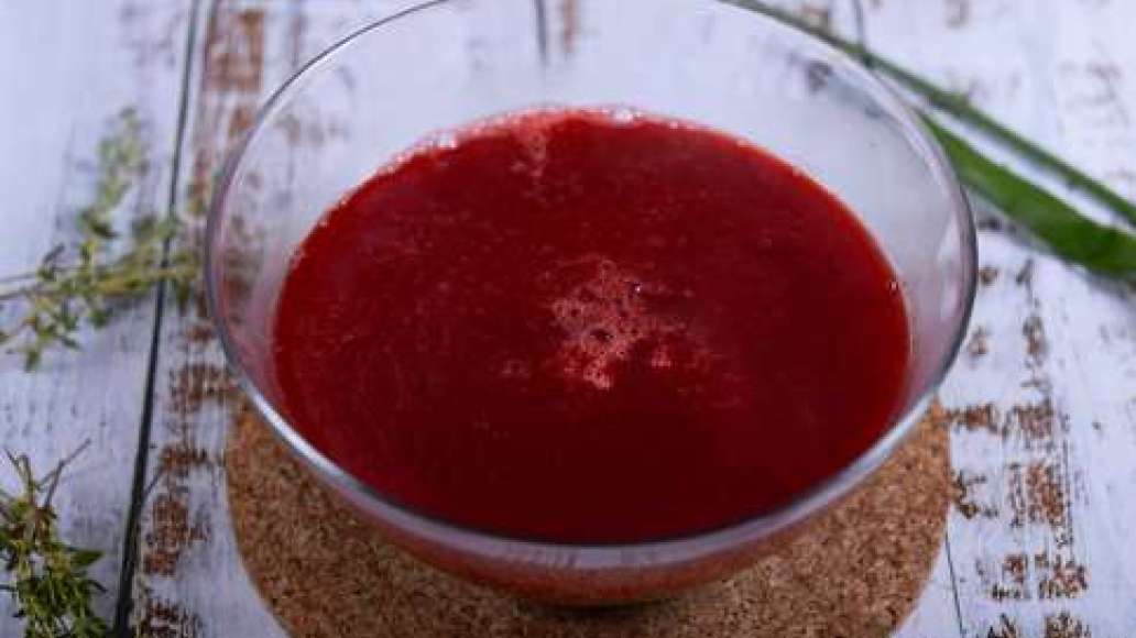 Готовую свёклу извлеките из кастрюли и взбейте в блендере. По вкусу добавьте бульон для получения желаемой консистенции. Готовую свёклу извлеките из кастрюли и взбейте в блендере. По вкусу добавьте бульон для получения желаемой консистенции.