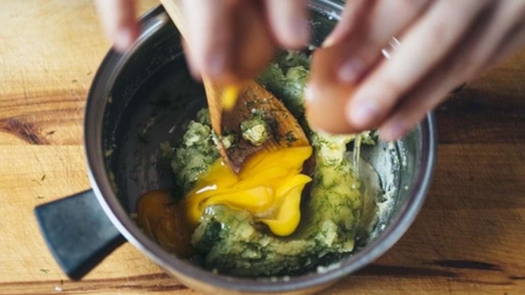 Снять с огня, дать немного остыть и вмешать яйцо.
Шаг 6 - Куриный суп с заварными клецками