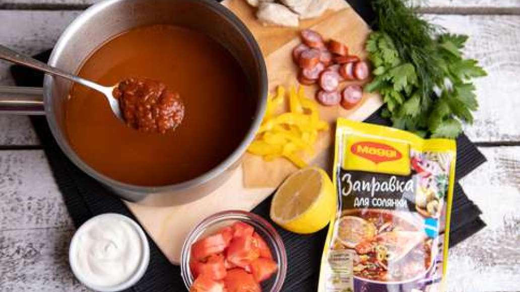 За 5 минут до готовности добавить MAGGI® Заправка для солянки и мясо. Проверить на соль и довести до нужного вкуса. Шаг 3 - Солянка по-венгерски
