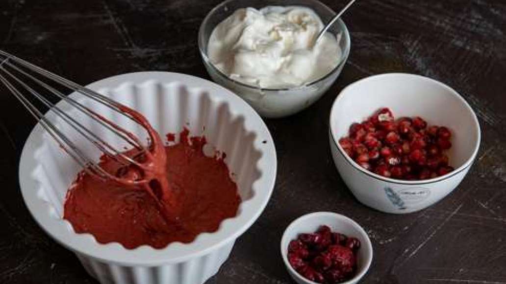 Шаг 2 - Торт  панчо алый с вишней и гранатом