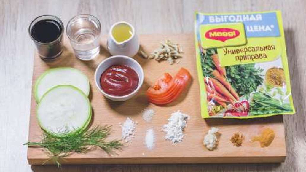 Нарезать помидоры кольцами. Кабачки нарезать тонкими колечками. Смешать соевый соус, растительное масло, красный острый перец, красный сладкий перец, давленый чеснок. Замариновать кабачки в смеси на 30 минут. Сыр тофу натереть на крупной терке. Нарезать помидоры кольцами. Кабачки нарезать тонкими колечками. Смешать соевый соус, растительное масло, красный острый перец, красный сладкий перец, давленый чеснок. Замариновать кабачки в смеси на 30 минут. Сыр тофу натереть на крупной терке.