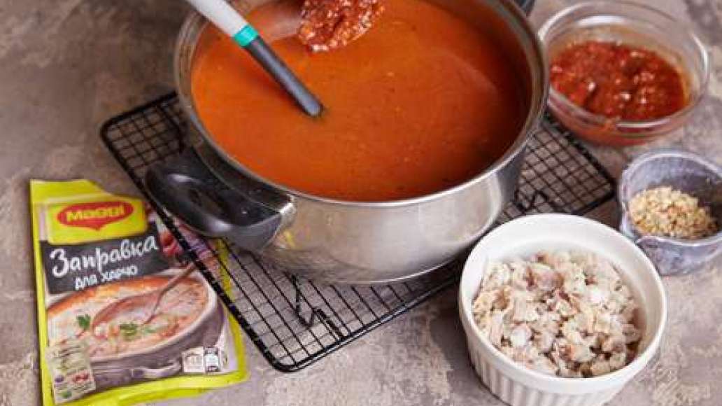 Отделить мясо от костей и мелко нарезать. Измельчить орехи. Довести бульон до кипения, всыпать рис и варить 10–15 минут. Добавить MAGGI® Заправка для харчо и готовую баранину, перемешать и готовить ещё 5 минут. Отделить мясо от костей и мелко нарезать. Измельчить орехи. Довести бульон до кипения, всыпать рис и варить 10–15 минут. Добавить MAGGI® Заправка для харчо и готовую баранину, перемешать и готовить ещё 5 минут.