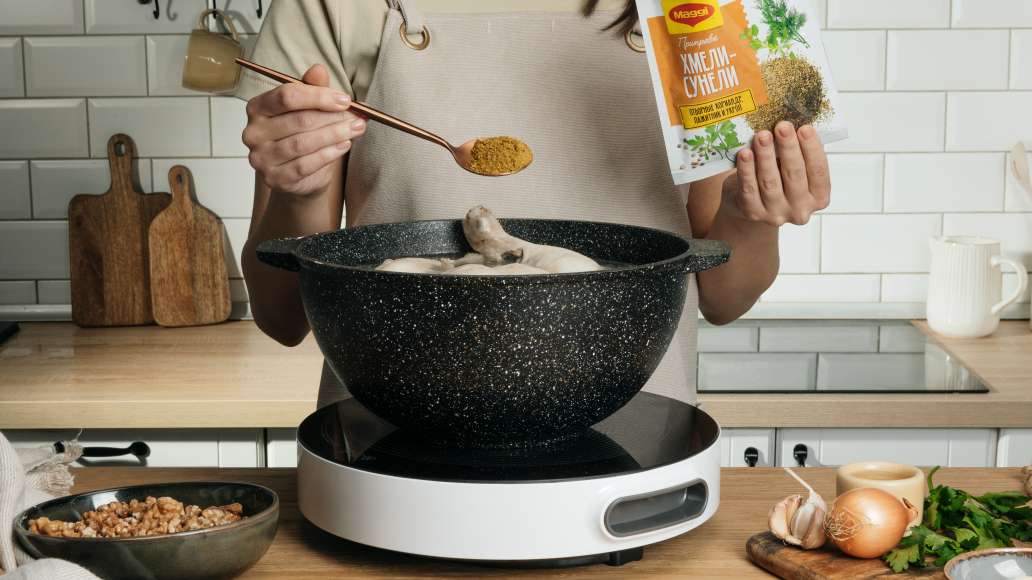 Курицу отварить в кипящей воде, добавив MAGGI® Хмели-сунели — 2 ст.л., до
готовности, вынуть из бульона, дать остыть и разделить на кусочки.
