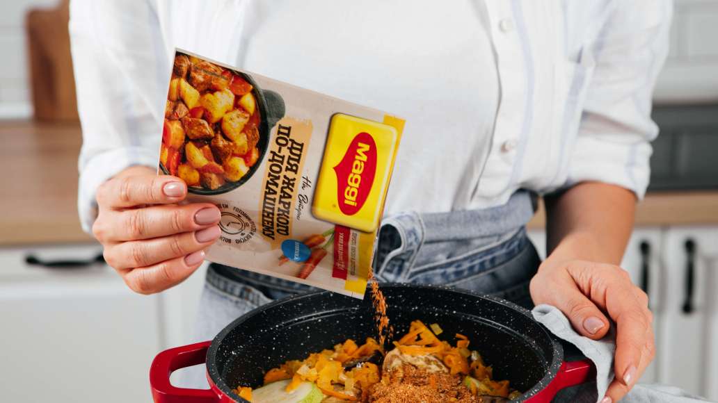 Добавить MAGGI® На Второе для жаркого по-домашнему и воду. Тушить под крышкой примерно 15 минут. Добавить MAGGI® На Второе для жаркого по-домашнему и воду. Тушить под крышкой примерно 15 минут.
