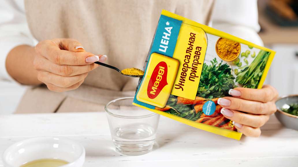 В небольшой ёмкости смешать MAGGI® Приправа универсальная с горячей водой, оставить на три минуты. Добавить оливковое масло, сок лайма, хлопья чили и тщательно перемешать.
В небольшой ёмкости смешать MAGGI® Приправа универсальная с горячей водой, оставить на три минуты. Добавить оливковое масло, сок лайма, хлопья чили и тщательно перемешать.