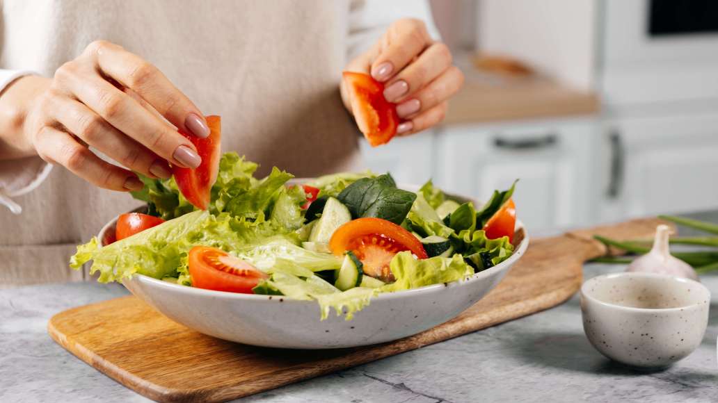 Салат порвать на крупные куски, отделить листья шпината от стеблей и крупно нарезать (по желанию). Выложить зелень в большой салатник. Огурцы и помидоры нарезать дольками желаемого размера и выложить поверх зелени. Салат порвать на крупные куски, отделить листья шпината от стеблей и крупно нарезать (по желанию). Выложить зелень в большой салатник. Огурцы и помидоры нарезать дольками желаемого размера и выложить поверх зелени.