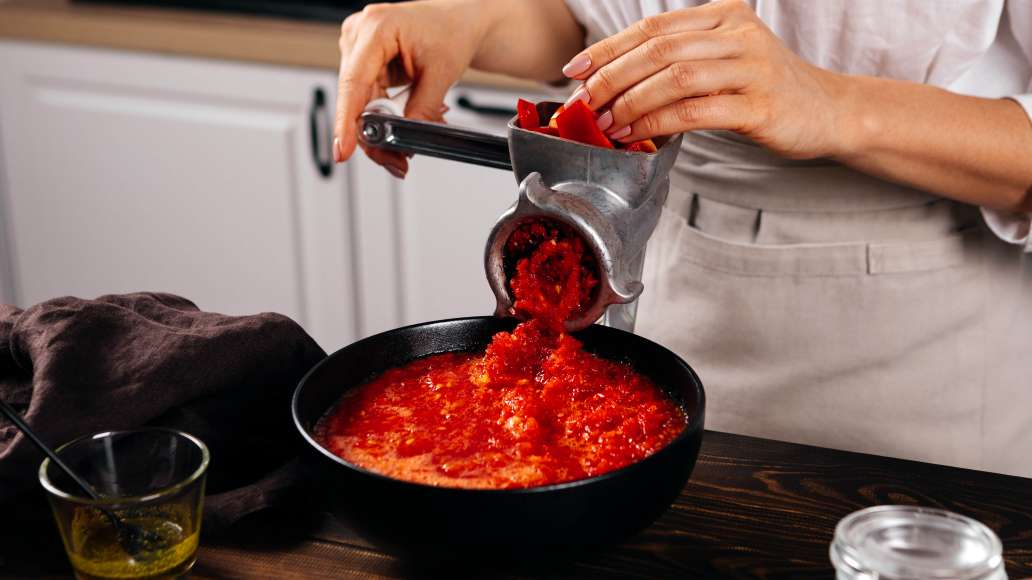 Пропустить овощи с чесноком через мясорубку. Добавить приправу и как следует перемешать. Попробовать на вкус и при необходимости добавить дополнительное количество сахара и соли. Пропустить овощи с чесноком через мясорубку. Добавить приправу и как следует перемешать. Попробовать на вкус и при необходимости добавить дополнительное количество сахара и соли.